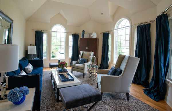 Синие шторы в гостиной – идеальный вариант для оформления окна
