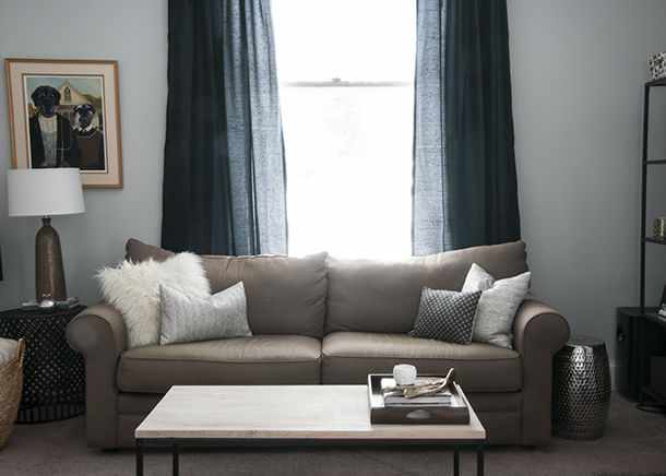 Синие шторы в гостиной – идеальный вариант для оформления окна