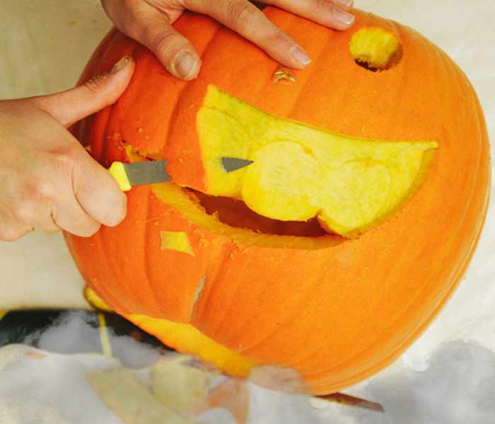 Как вырезать тыкву на Хэллоуин своими руками