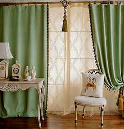 Зеленые шторы в интерьере спальни. 