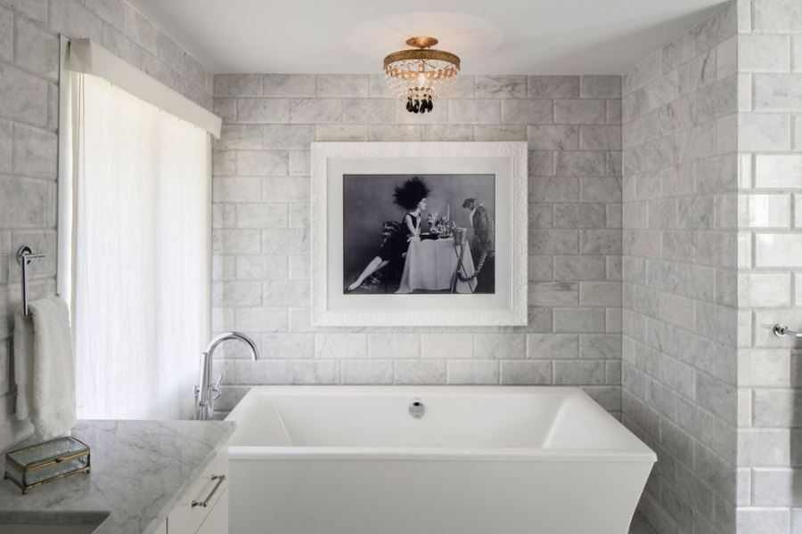 Шикарная ванная комната с картиной