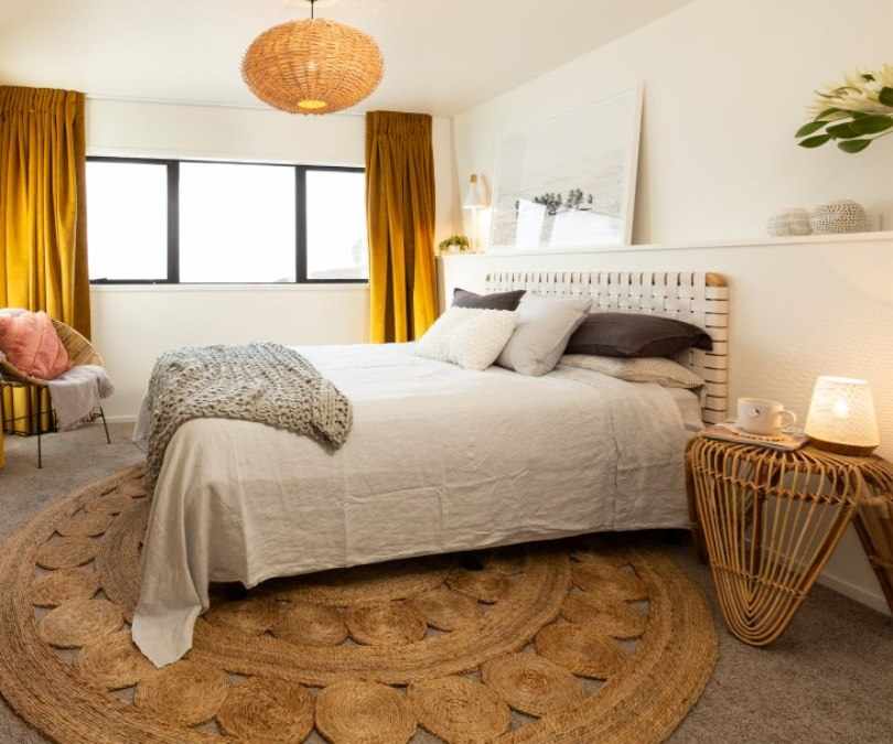 Спальня с круглым ковром