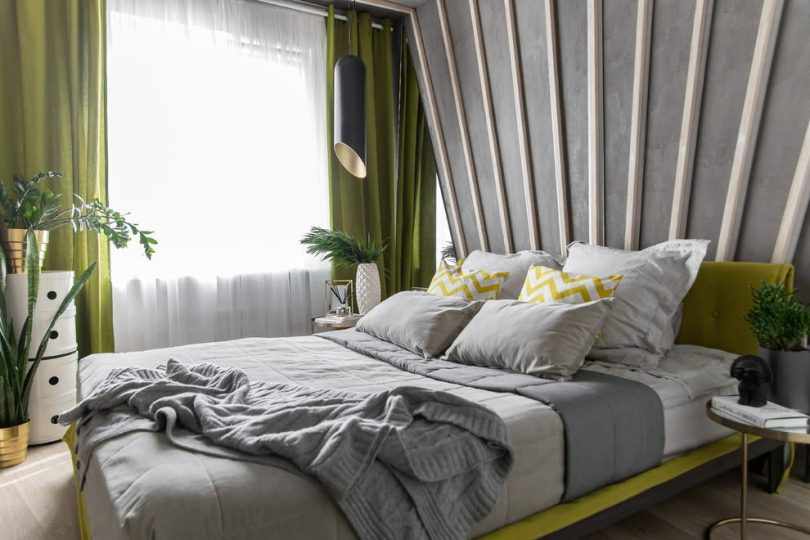 Спальня в зеленых тонах с цветами