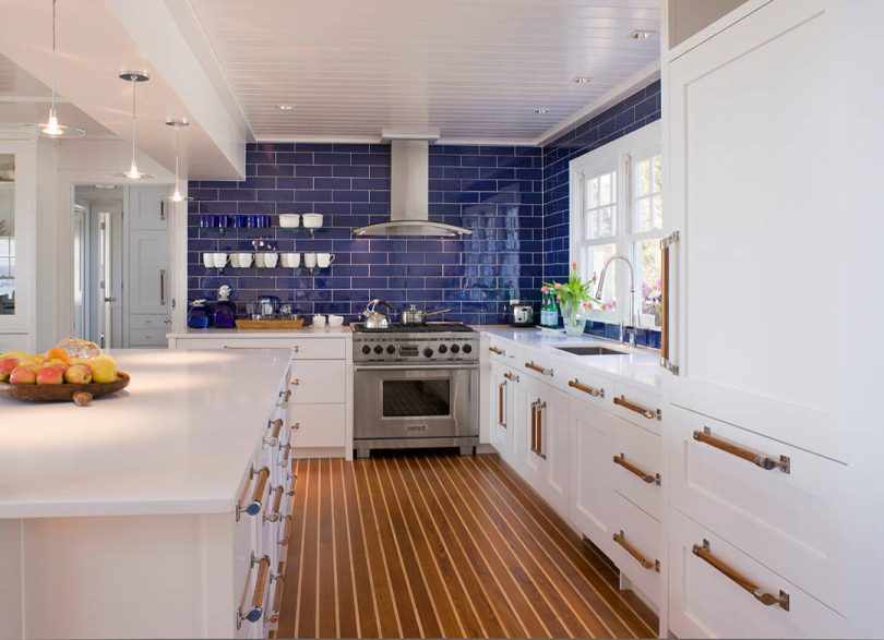 Синяя стена на кухне
