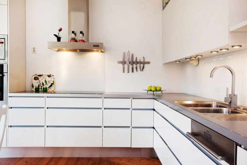 Идея дизайна белой угловой кухни