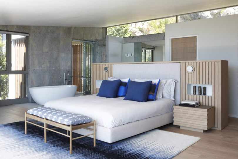 Кровать с синими подушками