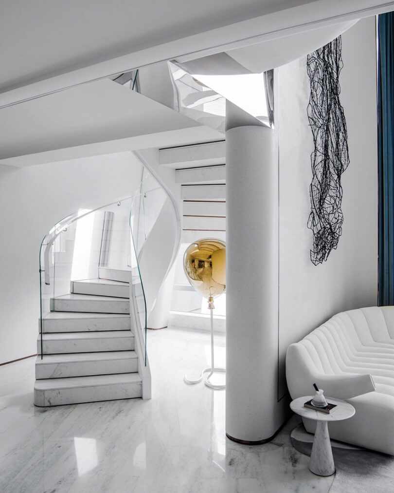 Белая лестница со стеклянными перилами