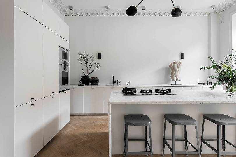 Белая кухня с островом в стиле минимализм