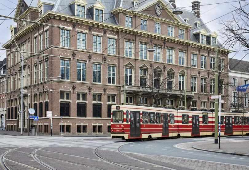 Улица в Гааге с трамваем