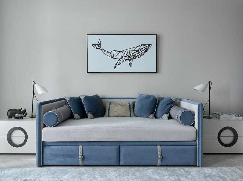 Картина над голубым диваном