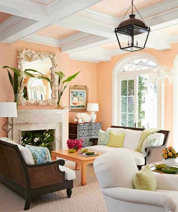 Персиковый цвет в интерьере гостиной