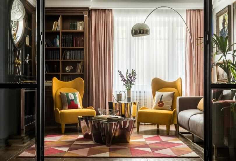 Желтые кресла и бежевые шторы