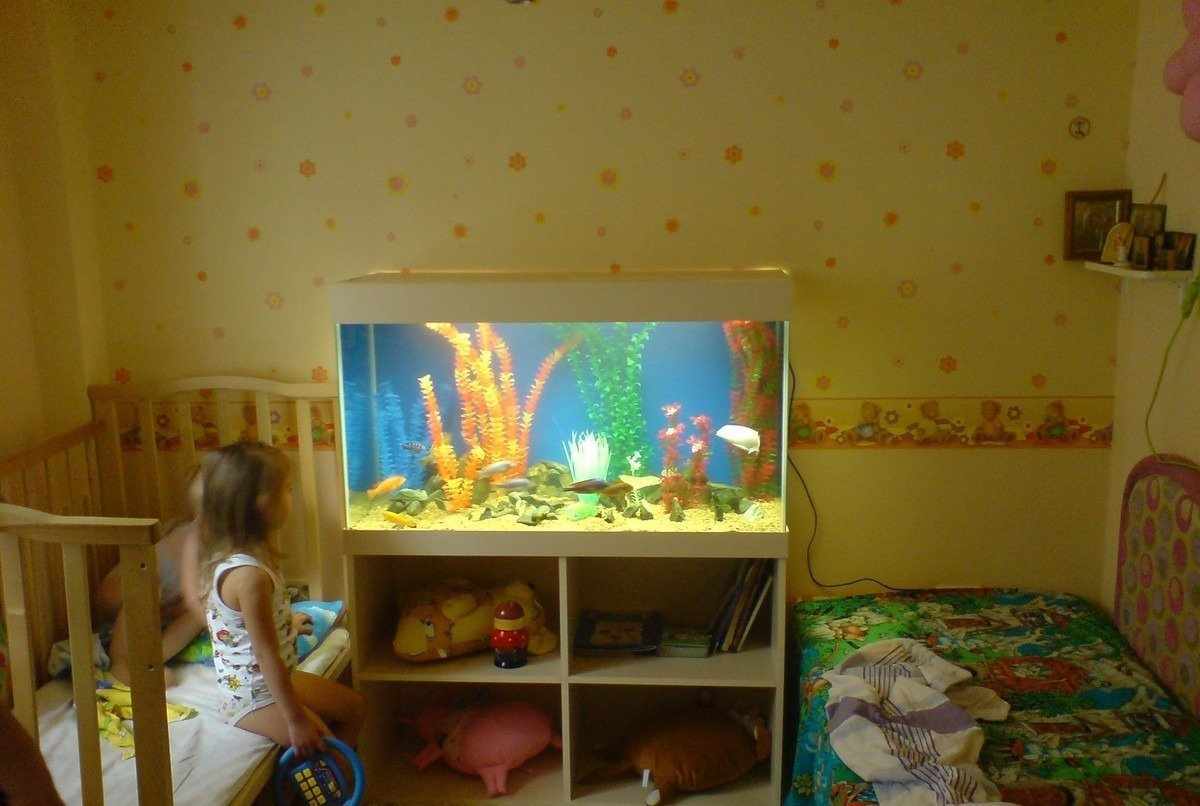 Интерьер детской с аквариумом