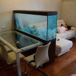Зонирование комнаты при помощи аквариума