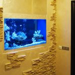 Красивое оформление стены с аквариумом