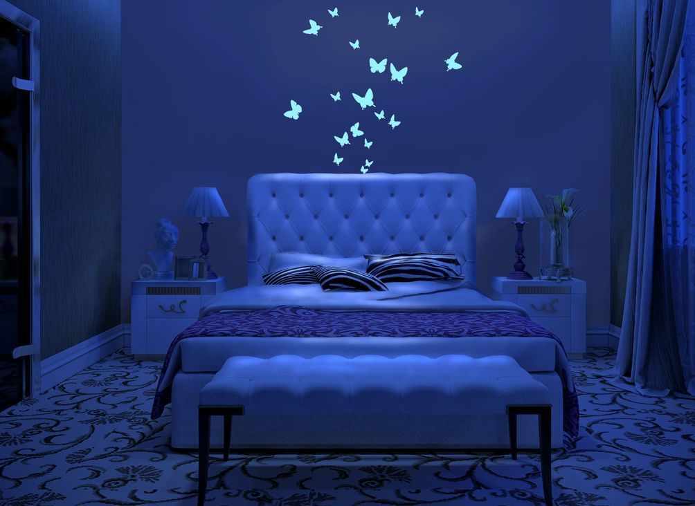 Светящиеся бабочки в интерьере спальни