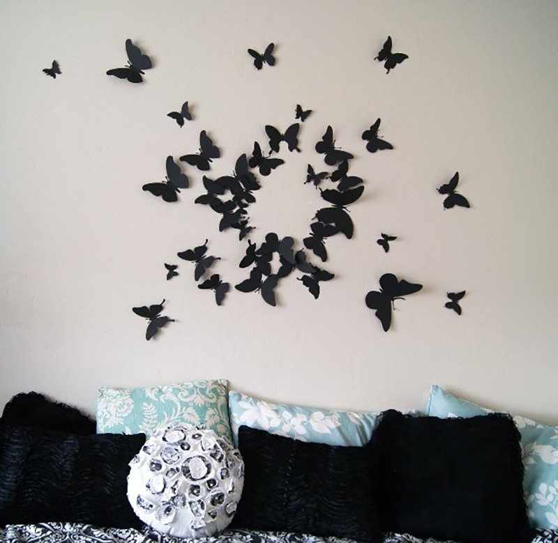 Бабочки из картона над диваном