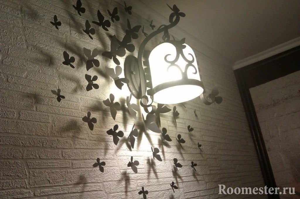 Бабочки на стене со светильником