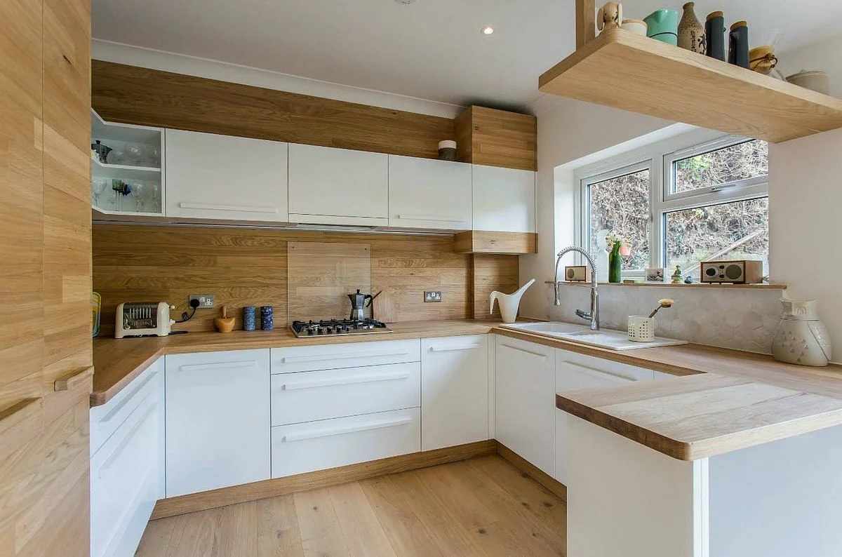 Белая кухня с натуральным деревом