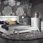 Серый интерьер спальни с красивой белой мебелью