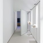 Дверь в стиле минимализм для коридора 