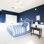 Темно-синие стены в спальне