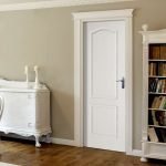 Белая дверь в стиле барокко для спальни
