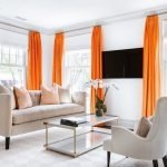 Оранжевые шторы в белом интерьере