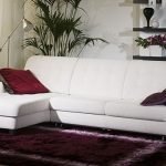 Бордовые подушки на диване