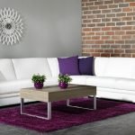 Фиолетовые подушки на белом диване