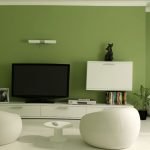 Оливковый и белый в дизайне гостиной