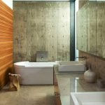 Ванная комната со стенами из бетона и дерева