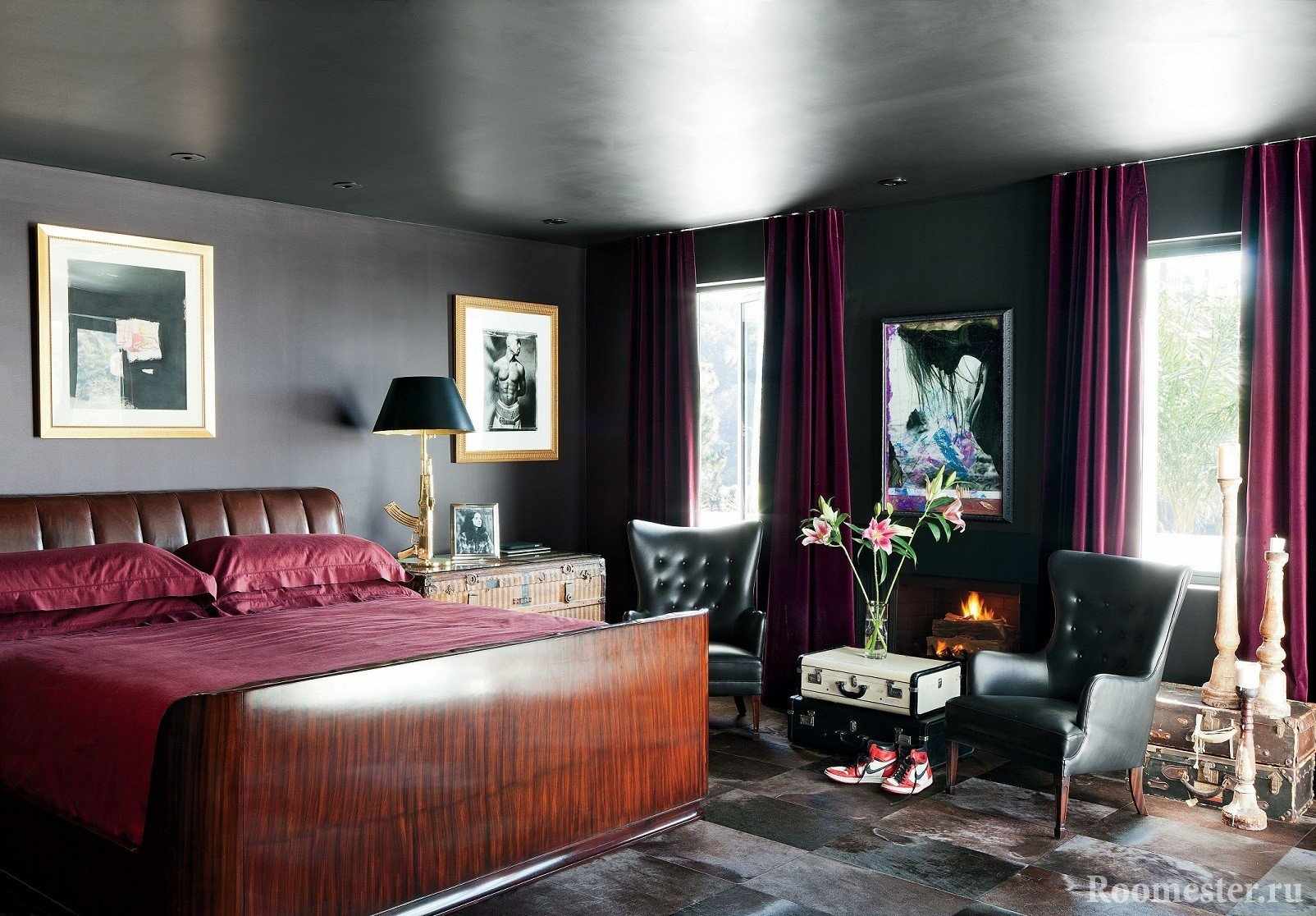 Черный потолок, серые стены и текстиль цвета бордо