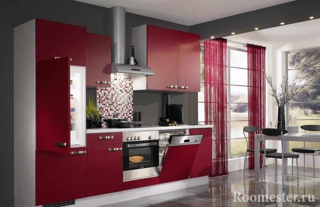 Кухонный гарнитур с бордовыми фасадами