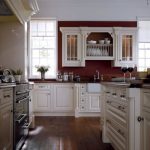 Белая кухня с небольшой стеной бордового цвета