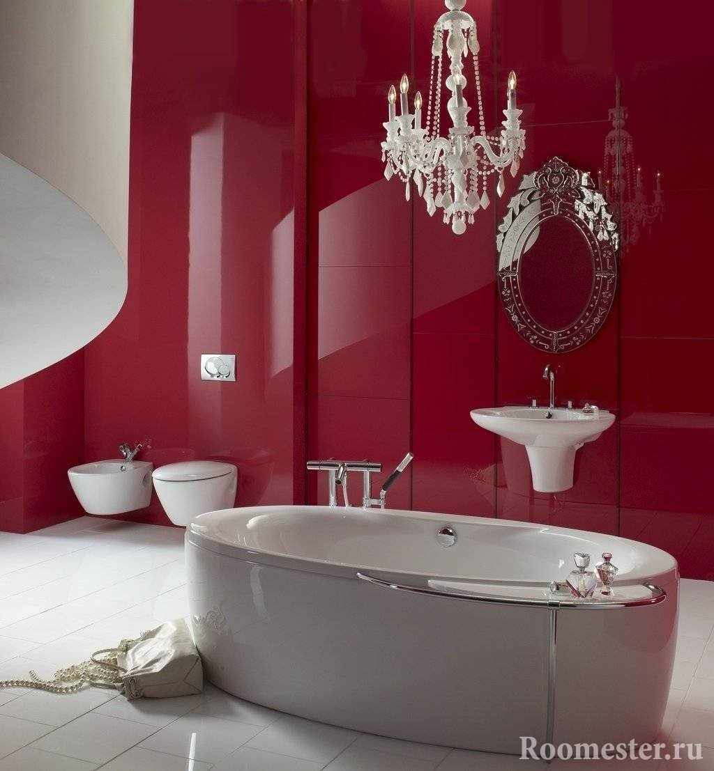 Стильная ванная со стеной бордового оттенка