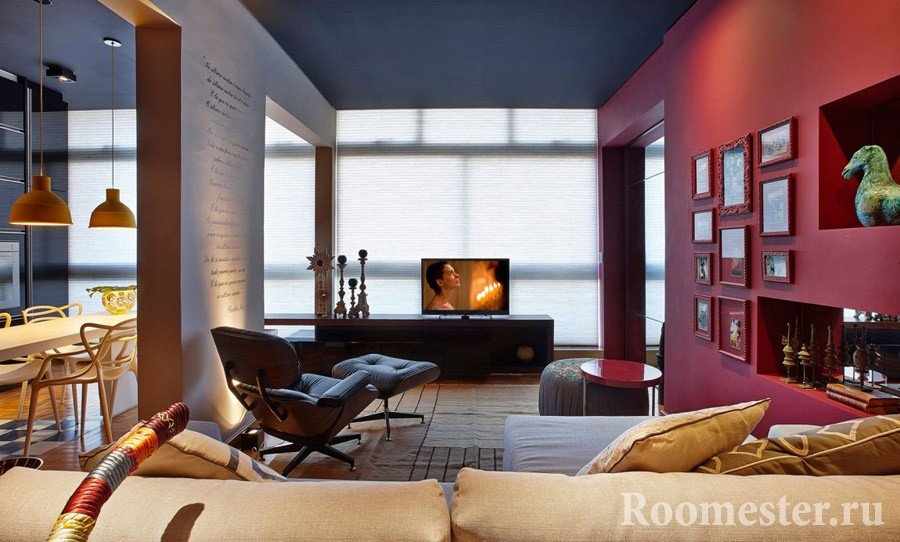 Окрашенная стена гостиной комнаты в цвет бордо