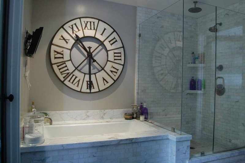 Часы в интерьере ванной