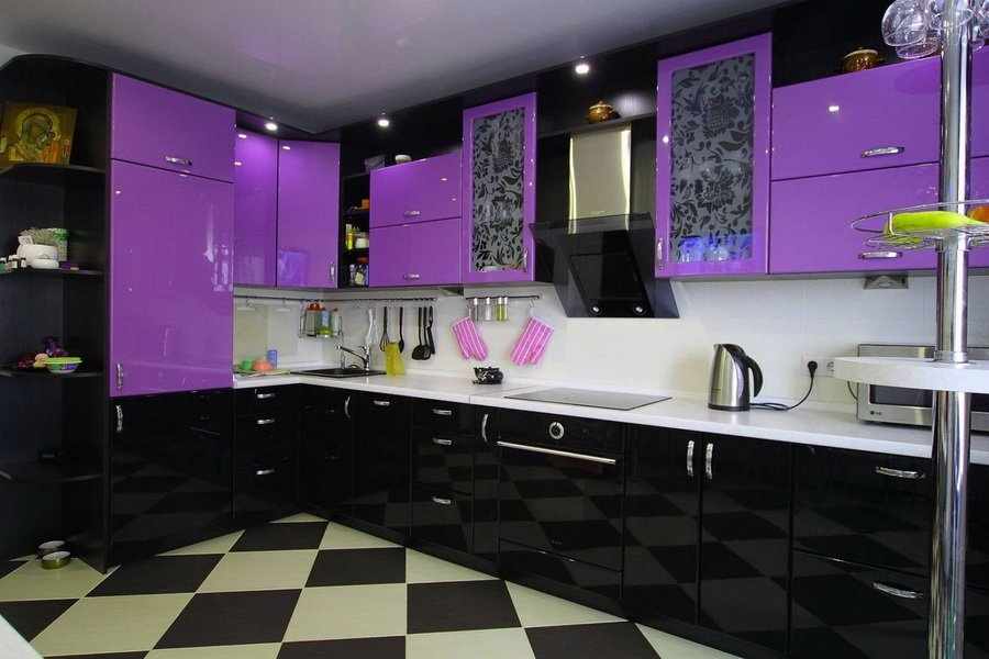Черно-фиолетовая глянцевая кухня