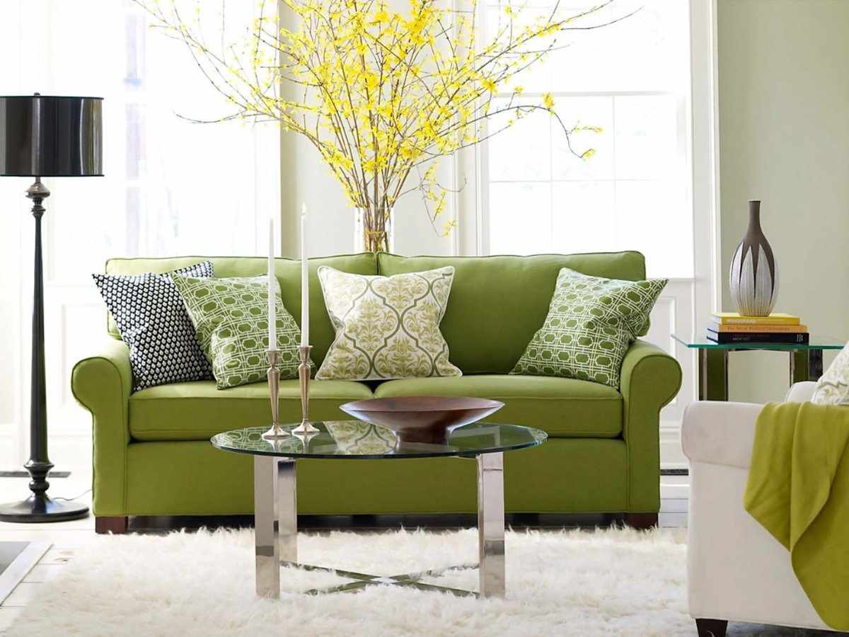 Интерьер с зеленым диваном