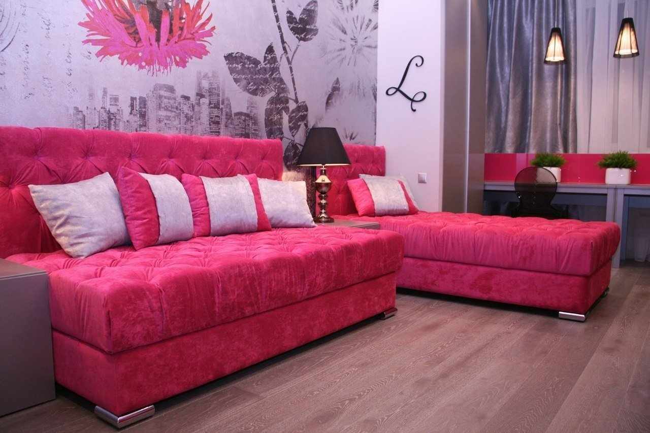 Розовый угловой диван