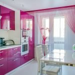 Розовые занавески на кухне