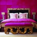 Сочетание розового и золотого в интерьере спальни
