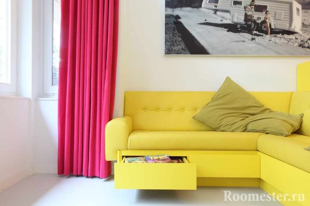 Желтый диван и малиновые шторы