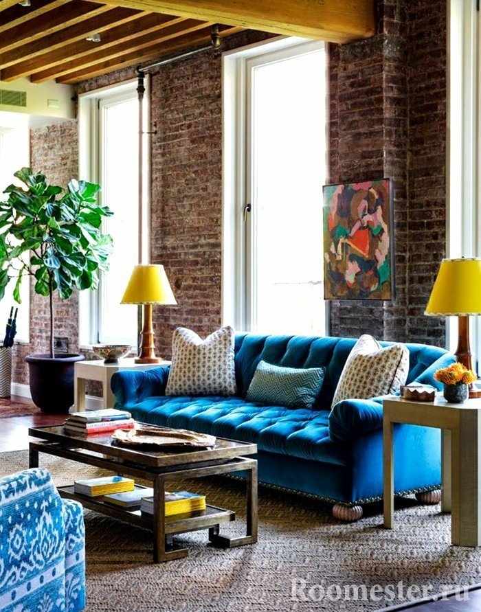 Синяя мебель и желтые аксессуары