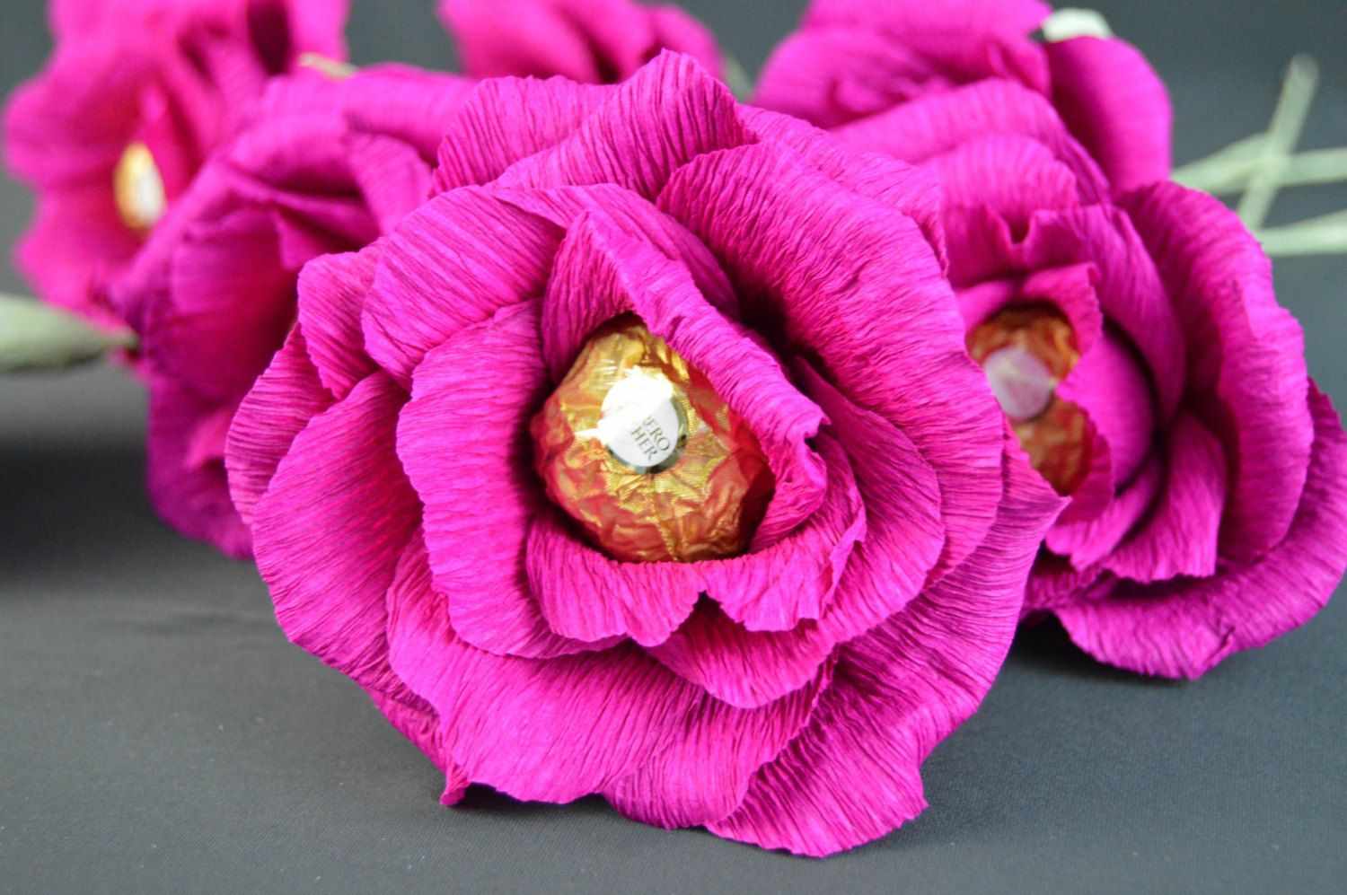 Бумажные цветы с конфетами