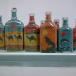 Животные из цветной соли в бутылках