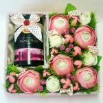 Коробка с цветами, конфетами и шампанским