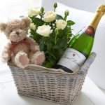 Шампанское, мишка и цветы в подарочной корзине