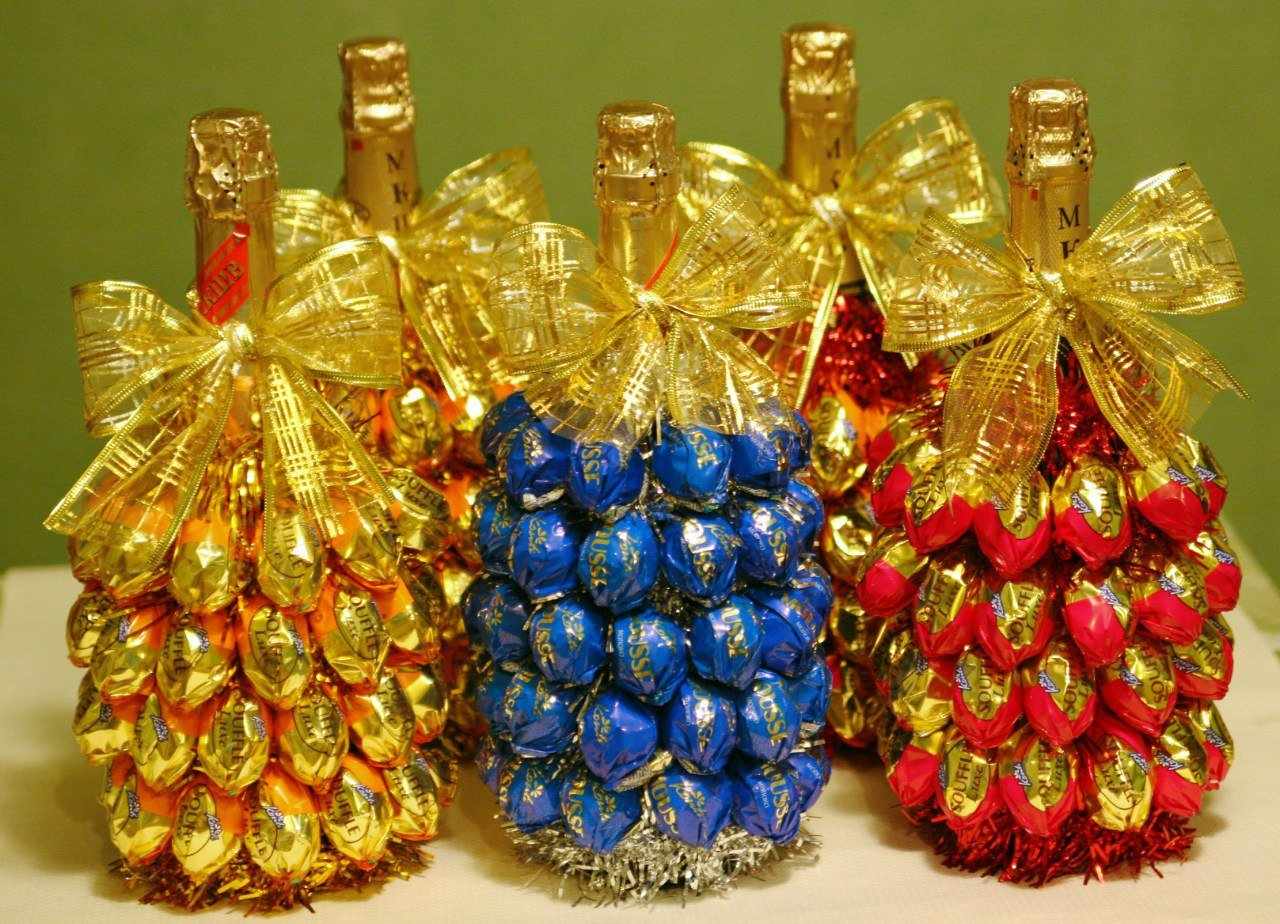 Бутылки, украшенные конфетами